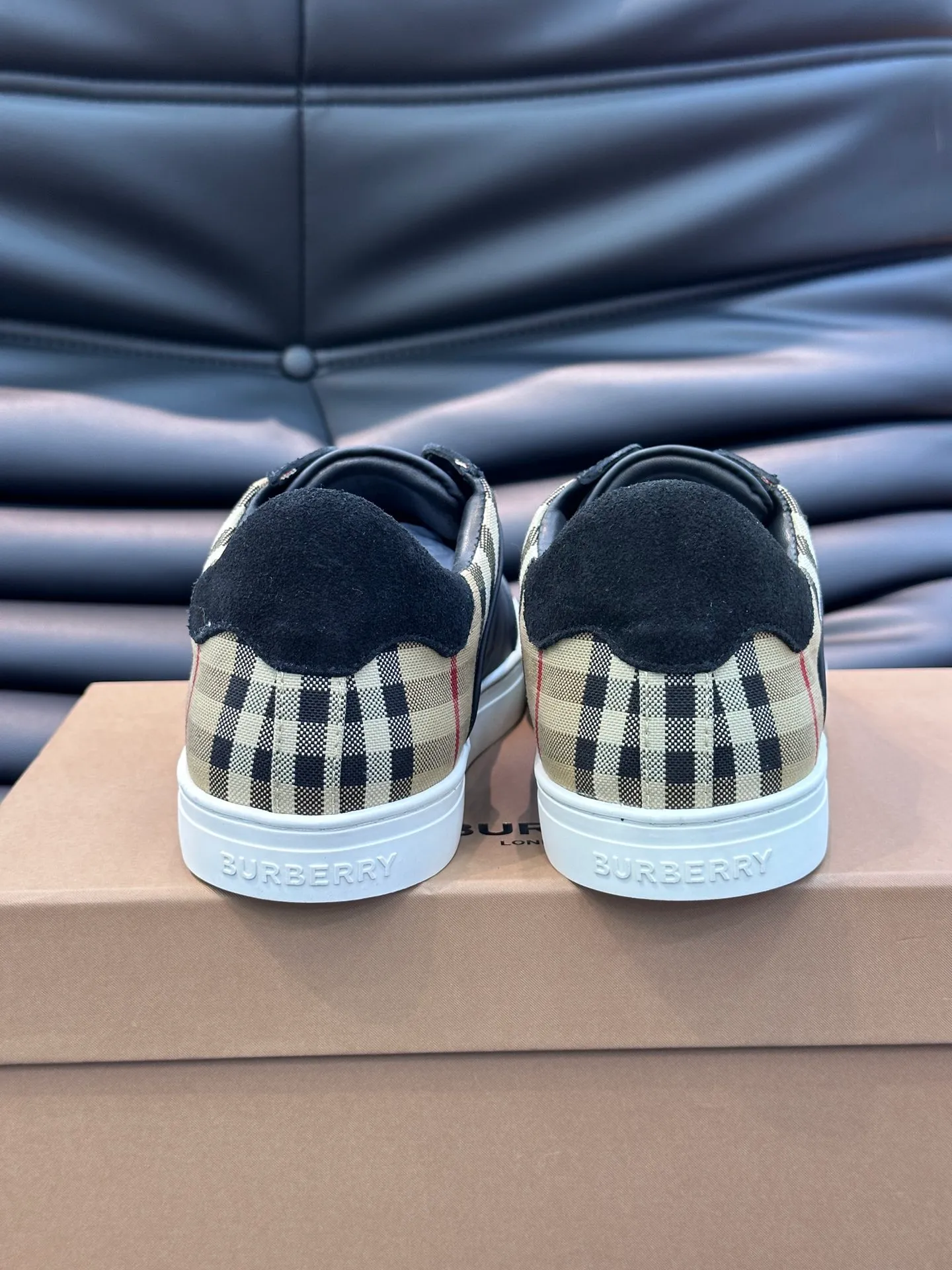 Men's shoes 💰p380 Men's classic low-top sneakers from "burberr*" are reinterpreted with Vintage retro plaid cotton and cowhide materials, and are decorated with a new brand logo. First-layer sheepskin lining, embossed Burberry lettering logo on the heel, T men's shoes 💰pU original outsole! Size: 38-44 (45 46 customized)
